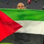 حسام حسن يرفع علم فلسطين بعد تأهل مصر