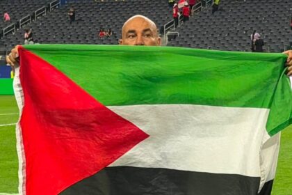حسام حسن يرفع علم فلسطين بعد تأهل مصر