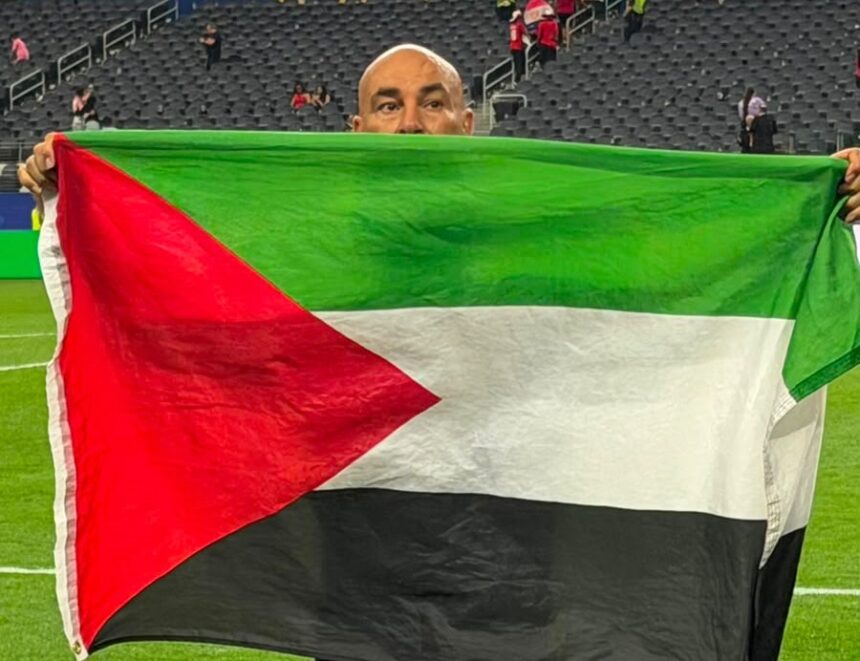 حسام حسن يرفع علم فلسطين بعد تأهل مصر