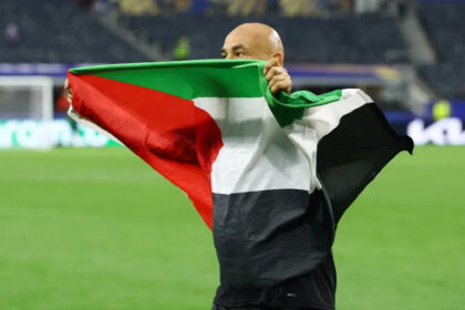 حسام حسن يرفع علم فلسطين