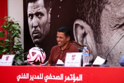 الحسين عموتة يتحدث في مؤتمر صحفي بالنادي الأهلي.
