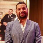 إبراهيم العسري رئيس الوداد الجديد ينظر للكاميرا