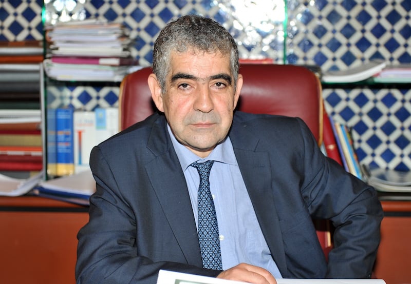 رجل يرتدي بدلة يجلس على كرسي