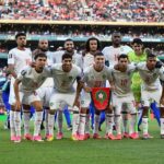 مجموعة من لاعبي كرة القدم الدوليين يحتفلون بالفوز في مونديال 2026.