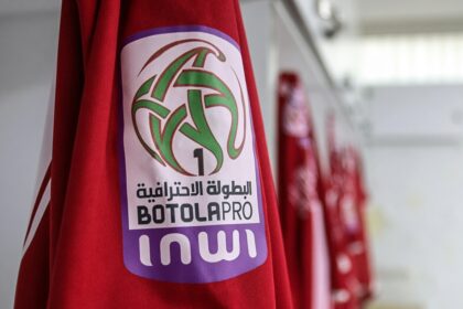 شعار البطولة الاحترافية "إنوي" باللونين الأحمر والأسود.