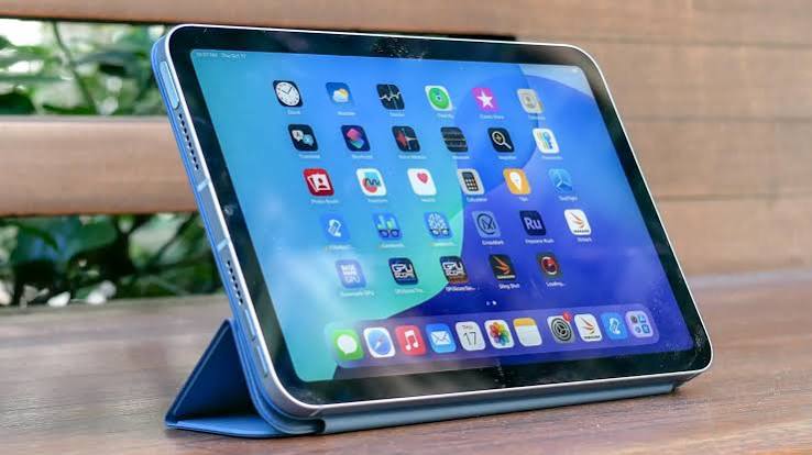 جهاز آيباد مع تطبيقات متعددة على شاشته