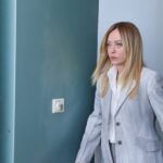 امرأة ذات شعر منسدل تنظر للأعلى بتعبير جاد