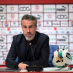 خورخي فيلدا يحمل كرة قدم مرتدياً قميص المنتخب المغربي.