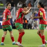 مدرب المنتخب المغربي لكرة القدم النسوية، خورخي فيلدا، يقف في الملعب.