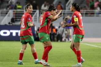مدرب المنتخب المغربي لكرة القدم النسوية، خورخي فيلدا، يقف في الملعب.
