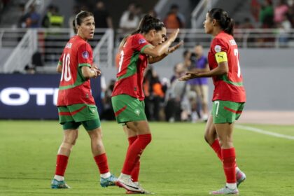 مدرب المنتخب المغربي لكرة القدم النسوية، خورخي فيلدا، يقف في الملعب.