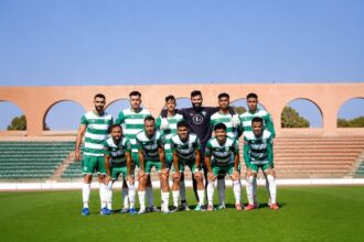 لاعب النادي القنيطري يحتفل بهدفه أمام مرمى المنصورية.