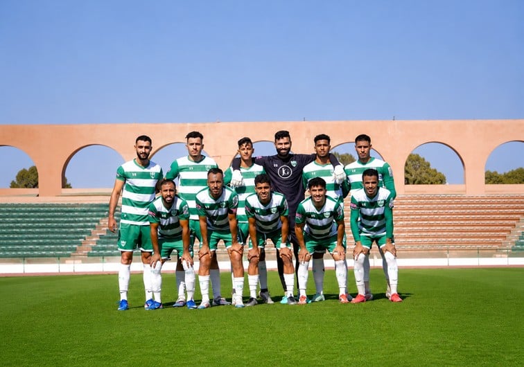 لاعب النادي القنيطري يحتفل بهدفه أمام مرمى المنصورية.