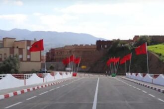 أشغال تهيئة وتعبيد شارع في مدينة خنيفرة