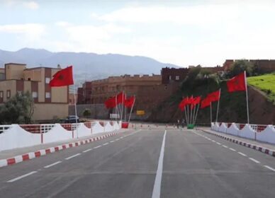 أشغال تهيئة وتعبيد شارع في مدينة خنيفرة
