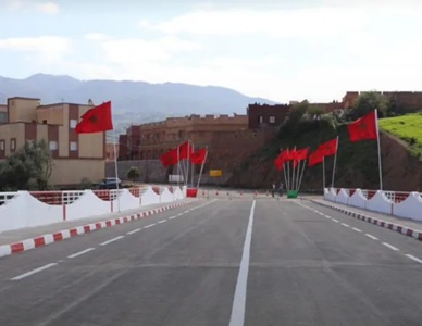 أشغال تهيئة وتعبيد شارع في مدينة خنيفرة