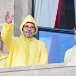 صورة للملك محمد السادس يلوح من شرفة.