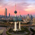مشهد جوي لمدينة الكويت مع أبراج ومبانيها الشاهقة