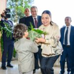 الأميرة للا أسماء تقدم باقة ورد لطفل صغير.