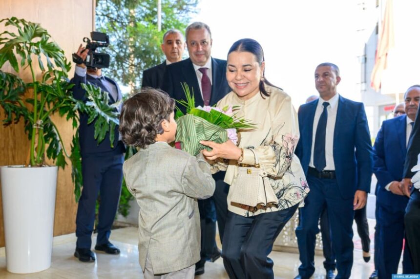 الأميرة للا أسماء تقدم باقة ورد لطفل صغير.