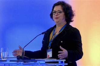 لطيفة أخرباش تلقي كلمة في منتدى إعلامي
