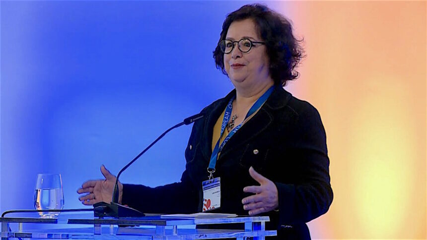 لطيفة أخرباش تلقي كلمة في منتدى إعلامي