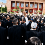محامون يرتدون بزات سوداء يتظاهرون أمام البرلمان