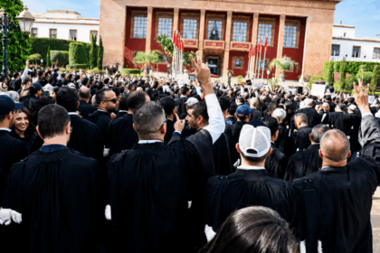 محامون يرتدون بزات سوداء يتظاهرون أمام البرلمان