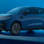 سيارة Leapmotor B10 زرقاء اللون على الطريق