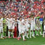 لاعبي المنتخب المغربي يحتفلون داخل الملعب