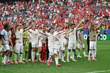 لاعبي المنتخب المغربي يحتفلون داخل الملعب