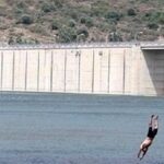 رجل يغطس في بئر عميقة.