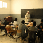 رجل يصبغ جدارًا في مؤسسة تعليم عتيق