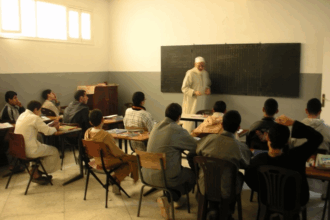رجل يصبغ جدارًا في مؤسسة تعليم عتيق
