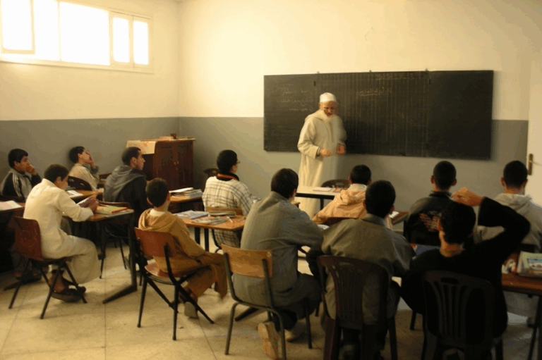 رجل يصبغ جدارًا في مؤسسة تعليم عتيق