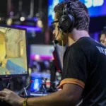 شاب يلعب لعبة فيديو قديمة على جهاز تحكم