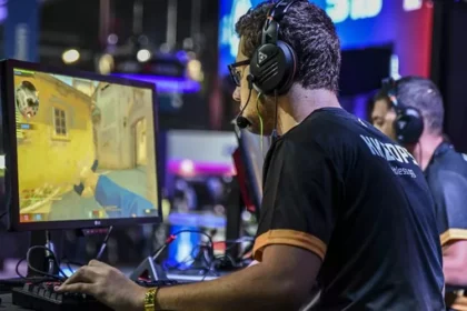 شاب يلعب لعبة فيديو قديمة على جهاز تحكم