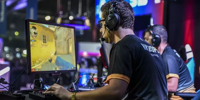 شاب يلعب لعبة فيديو قديمة على جهاز تحكم