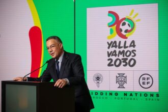 رجل يلقي كلمة على منصة وخلفه شعار "يلا فاموس 2030".