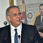 الشرقاوي يتحدث من منصة للجمهور بالقدس.
