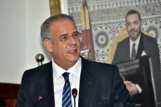 الشرقاوي يتحدث من منصة للجمهور بالقدس.