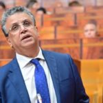 شخص يرتدي بدلة داكنة في مكتب.