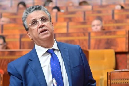 شخص يرتدي بدلة داكنة في مكتب.