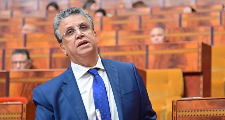 شخص يرتدي بدلة داكنة في مكتب.