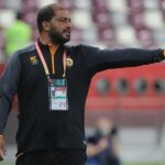 معين الشعباني مدرب كرة قدم يرتدي قميصًا