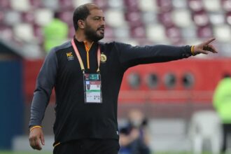 معين الشعباني مدرب كرة قدم يرتدي قميصًا