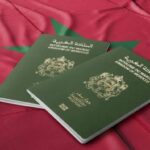 جوازات سفر مغربية حمراء على خلفية حمراء.