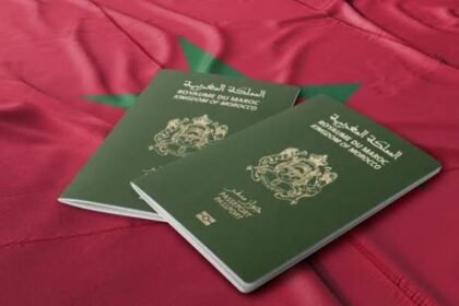 جوازات سفر مغربية حمراء على خلفية حمراء.