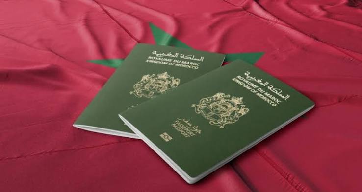 جوازات سفر مغربية حمراء على خلفية حمراء.