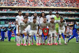 لاعبو المنتخب المغربي يحتفلون بعد مباراة كرة القدم.